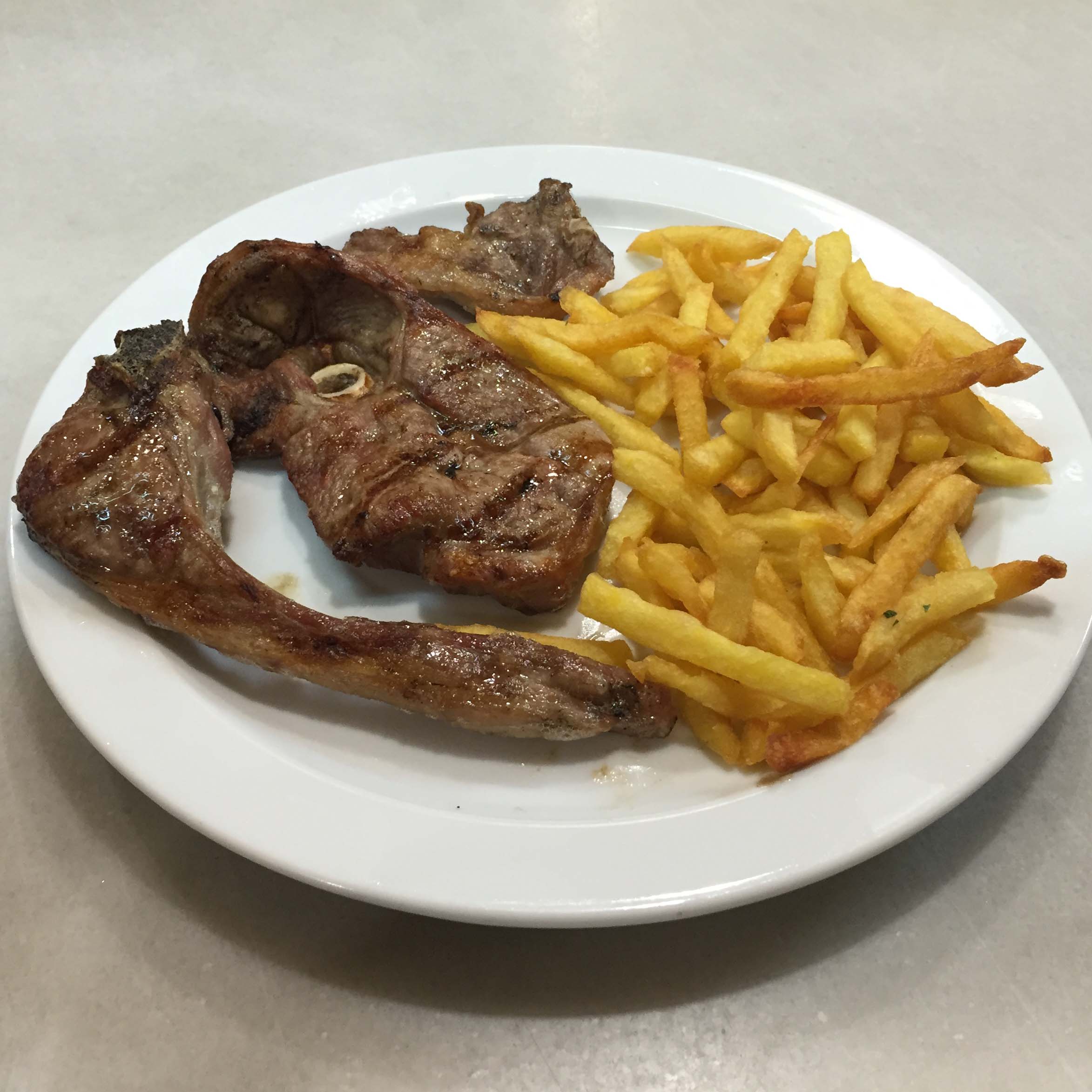 Cordero con patatas naturales Cordero con patatas naturales