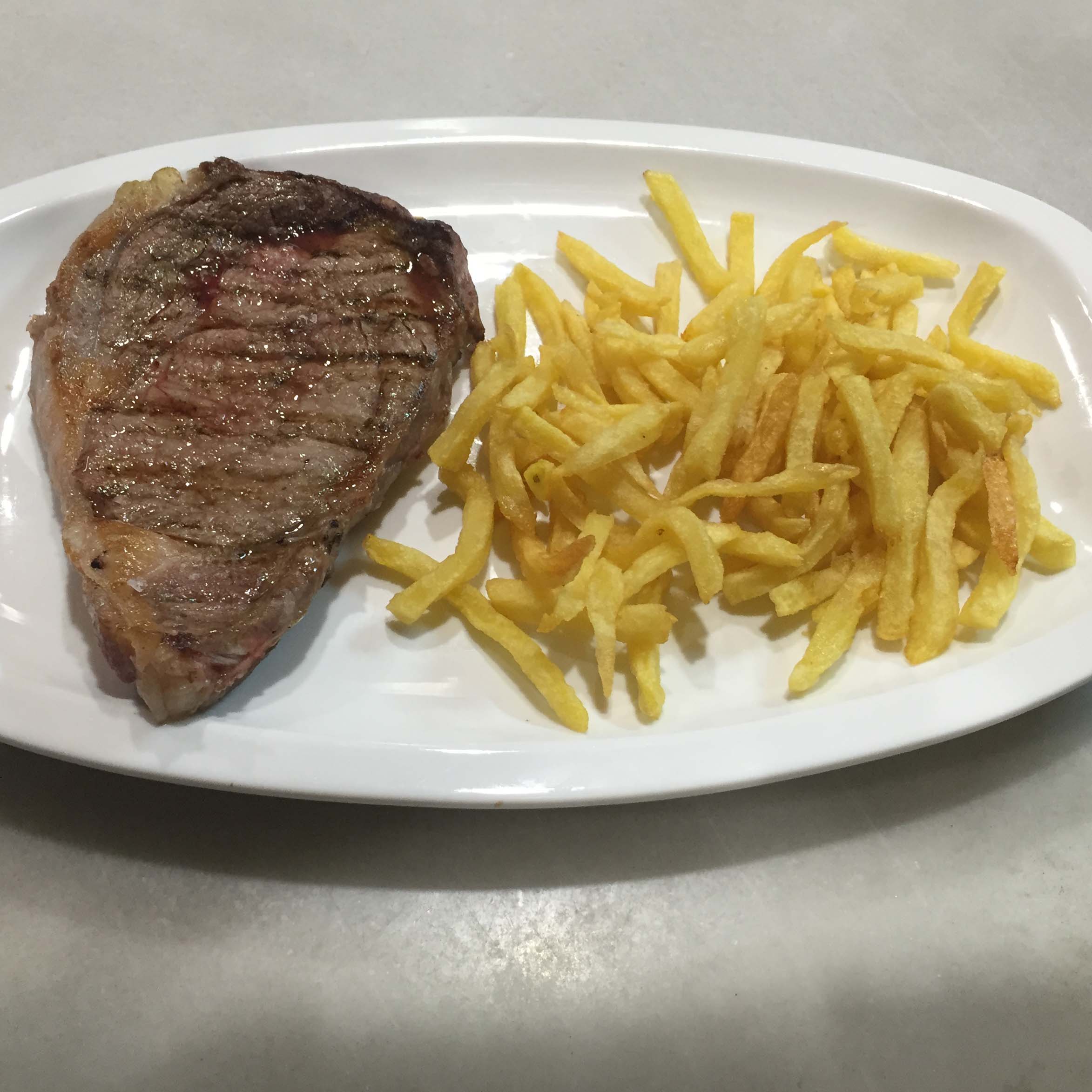 Entrecot de ternera con patatas naturales Entrecot de ternera con patatas naturales