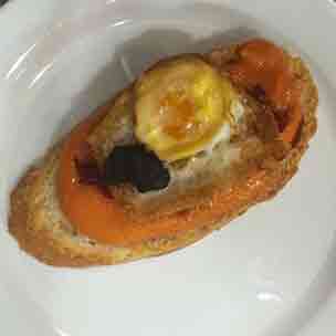 Pintxo de Salmorejo, jamón y huevo de codorniz Pintxo de Salmorejo, jamón y huevo de codorniz