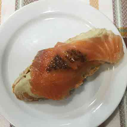 Pintxo de Berenjena, salmón ahumado con mostaza Pintxo de Berenjena, salmón ahumado con mostaza