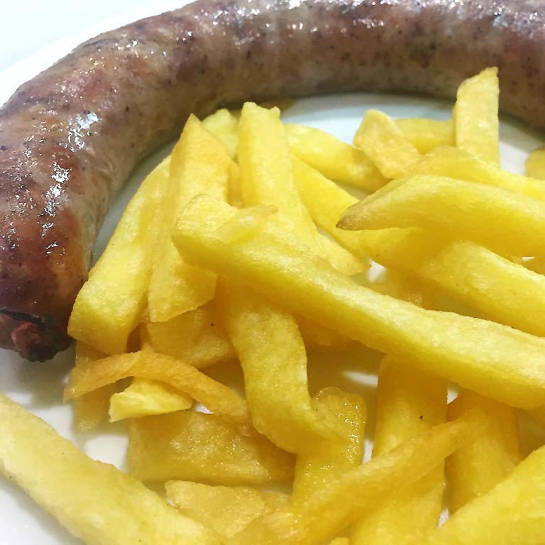 Botifarra con patatas fritas caseras Botifarra con patatas fritas caseras