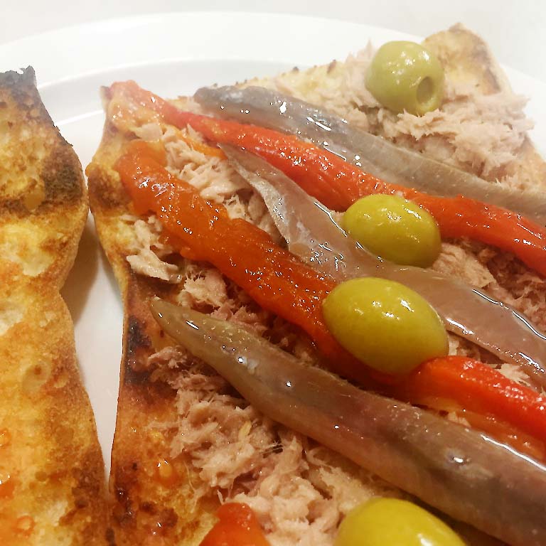 Coca tostada con atun-escalibada-anchoas y aceitunas Coca tostada con atun-escalibada-anchoas y aceitunas