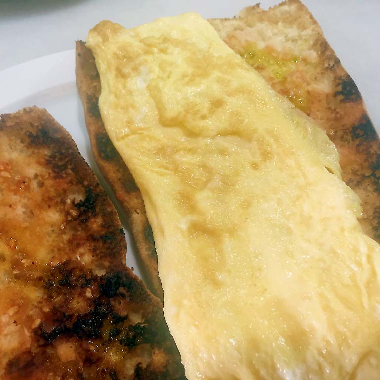 Coca tostada con tortilla francesa Coca tostada con tortilla francesa