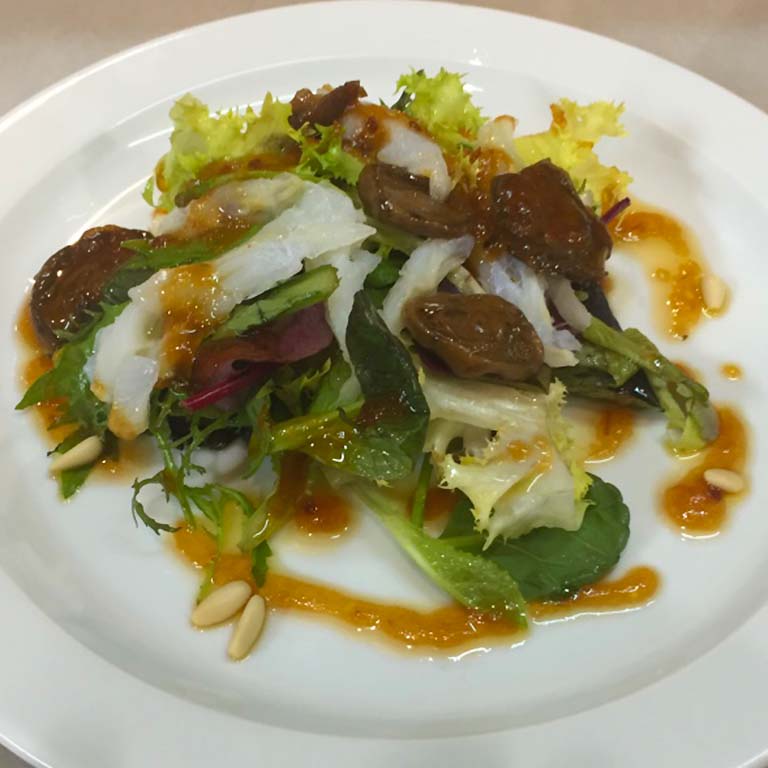 Ensalada-de-bacalao-mermelada-de-tomate-y-setas-escabechadas.